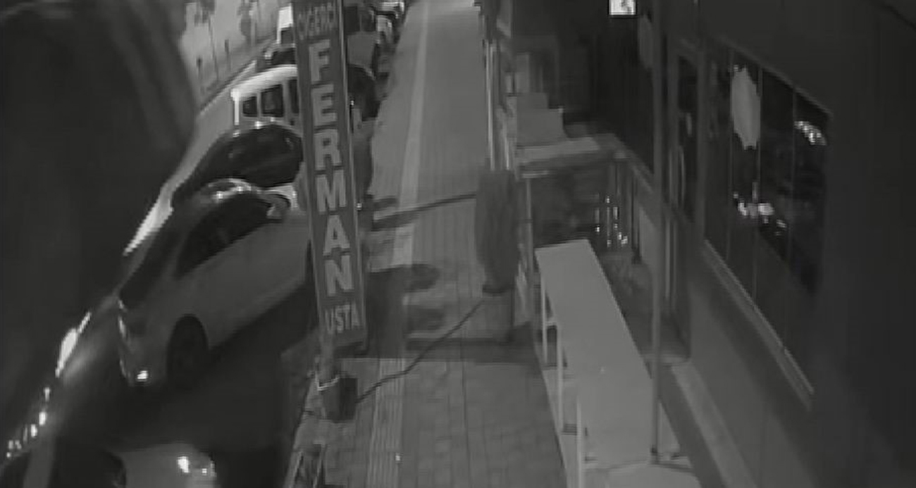 Diyarbakır’ın Silvan ilçesinde seyir halindeki tırın devrilerek park halindeki 7 araca çarpma anı güvenlik kameralarına yansıdı.