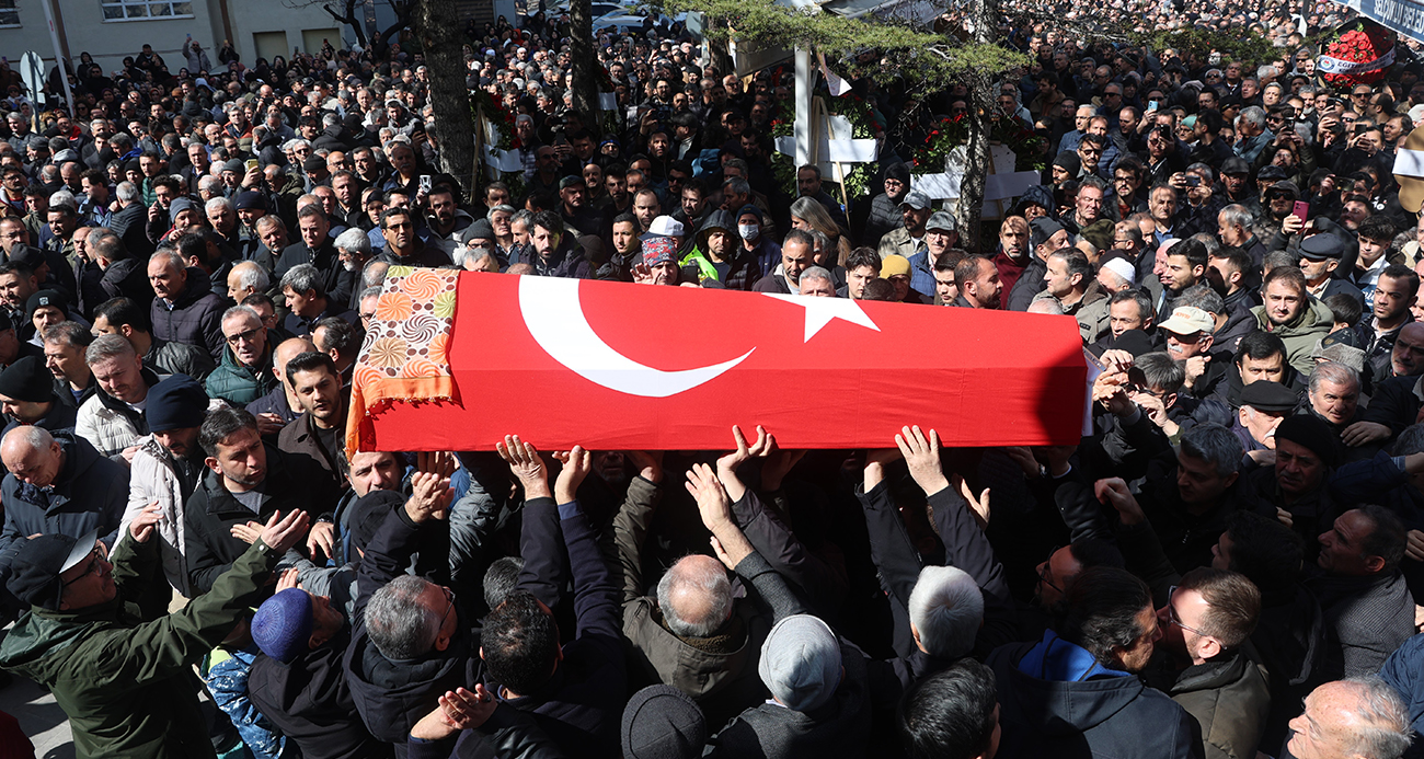İstanbul’da öğretmenlik yaptığı okulda öğrencisi tarafından uğradığı bıçaklı saldırıda hayatını kaybeden Fatma Nur Çelik, memleketi Konya’da son yolculuğuna uğurlandı.
