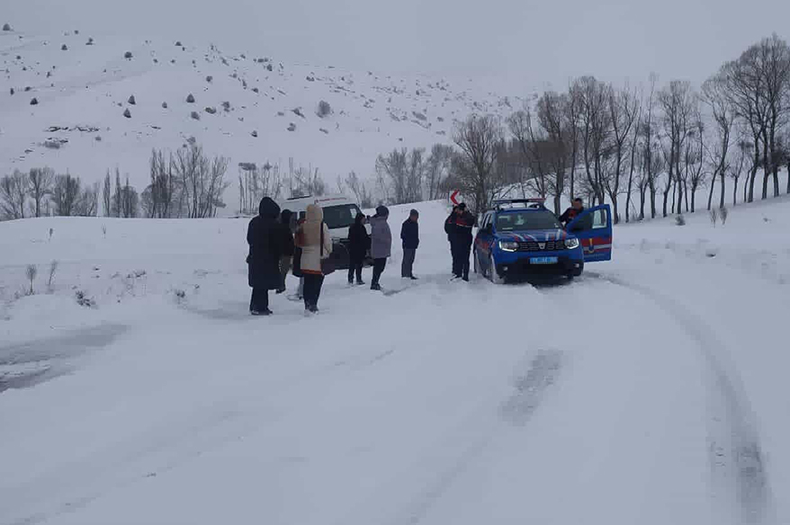 Kar yolları kapattı, öğretmenler yolda kaldı