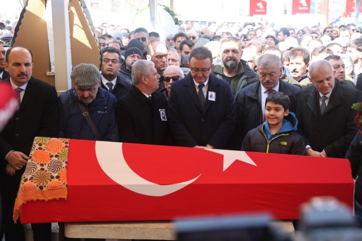 Öğrencisi tarafından öldürülen Fatma Nur öğretmen son yolculuğuna uğurlandı