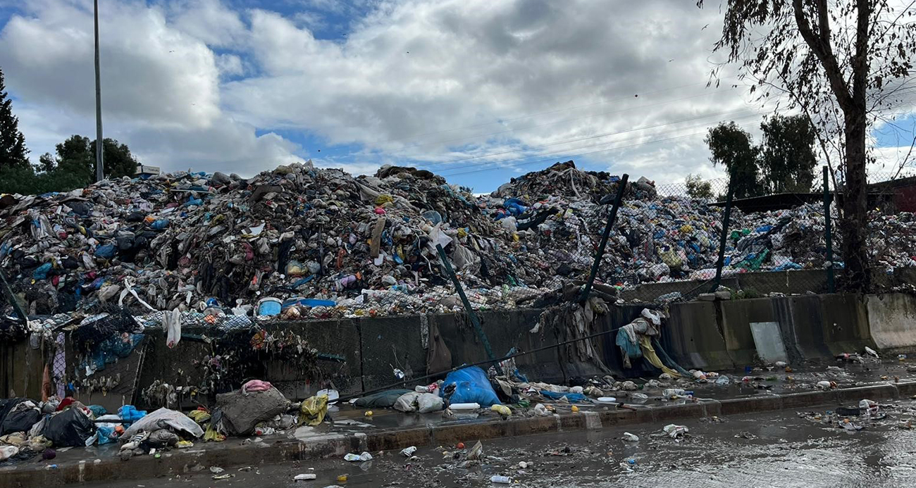 Buca Belediyesi Temizlik İşleri şantiyesinde biriken çöpler ve oluşan hijyen sorunları nedeniyle işçiler iş bırakma eylemi başlattı. DİSK Genel-İş İzmir 6 Nolu Şube tarafından yapılan açıklamada, insan sağlığını tehdit eden şartlar düzelene kadar şantiyeye giriş-çıkış yapılmayacağı duyuruldu.