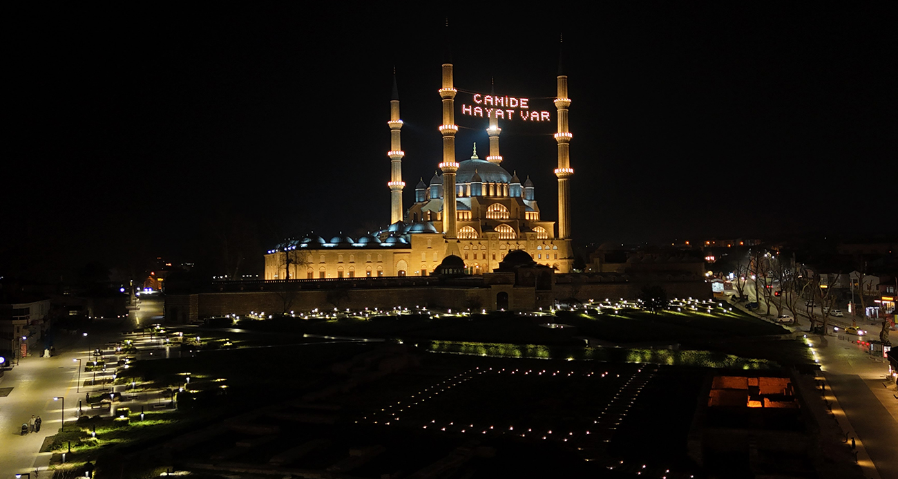 Selimiye Camii’nde mahya mesajı değişti: "Camide Hayat Var"