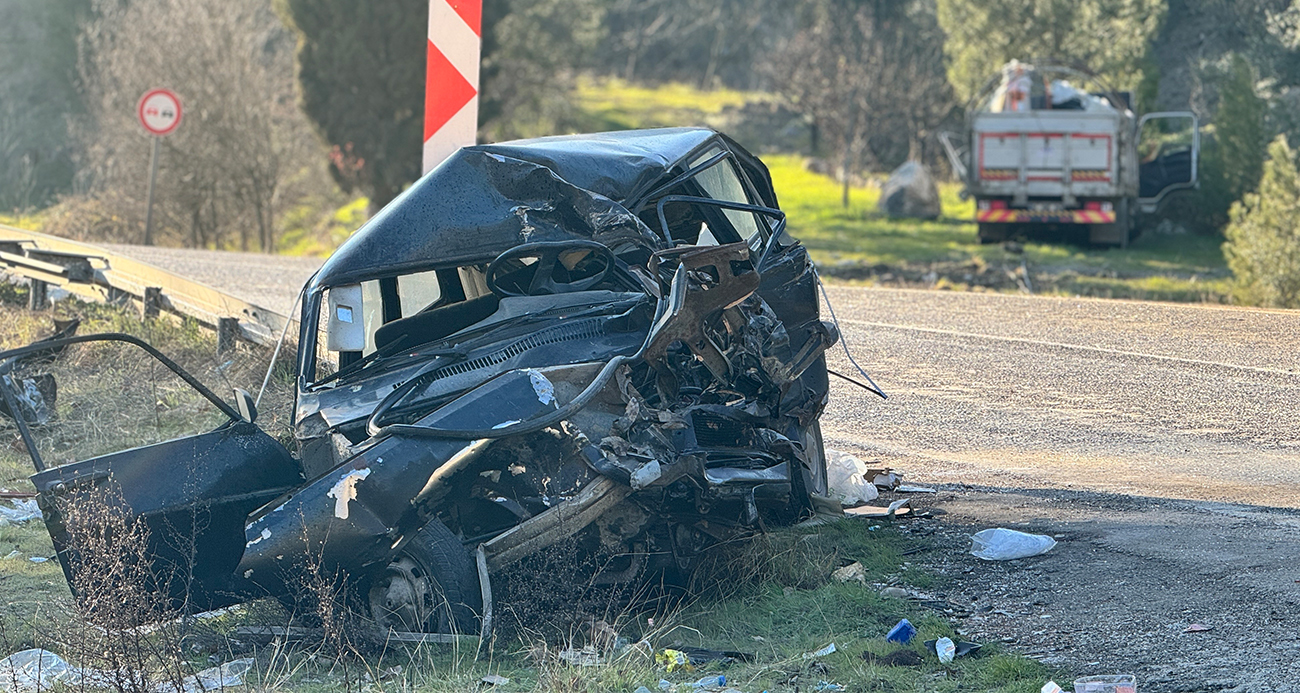 Kamyonla çarpışan otomobil demir yığınına döndü: 1 ölü, 5 yaralı