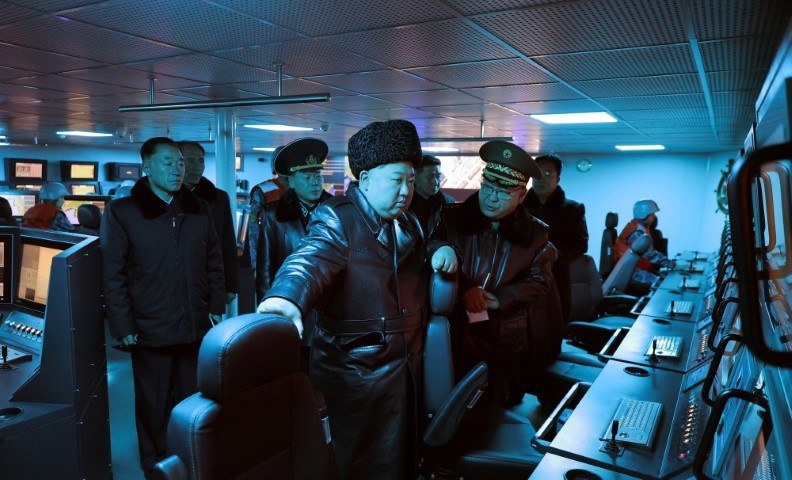 Kuzey Kore dev savaş gemisinden füze denemesi yaptı