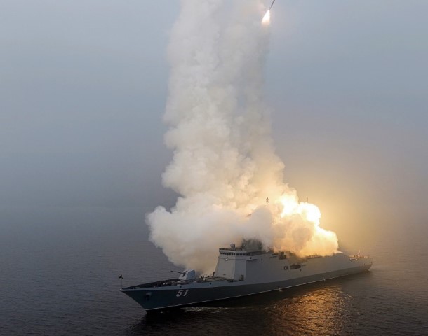 Kuzey Kore dev savaş gemisinden füze denemesi yaptı