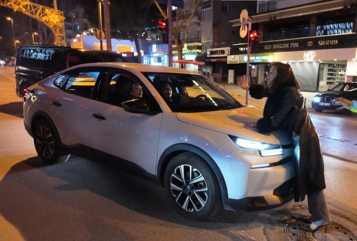 Polis uygulamasında ilginç anlar: Alkollü yolcu çakar iddiasıyla aracın önüne atladı