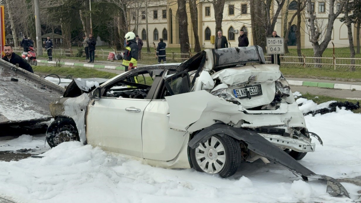Samsun’da 5 araçlı zincirleme kaza: 3 otomobil alev alev yandı, 4 yaralı