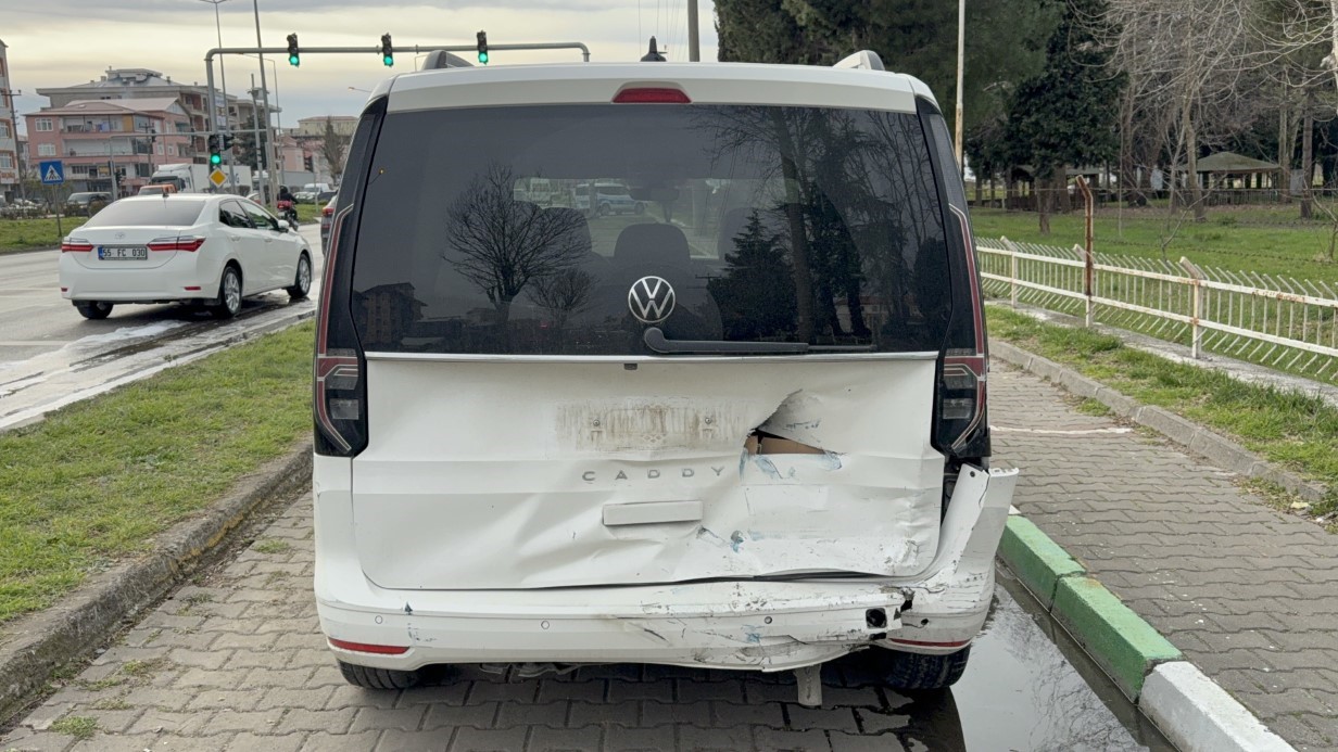 Samsun’da 5 araçlı zincirleme kaza: 3 otomobil alev alev yandı, 4 yaralı