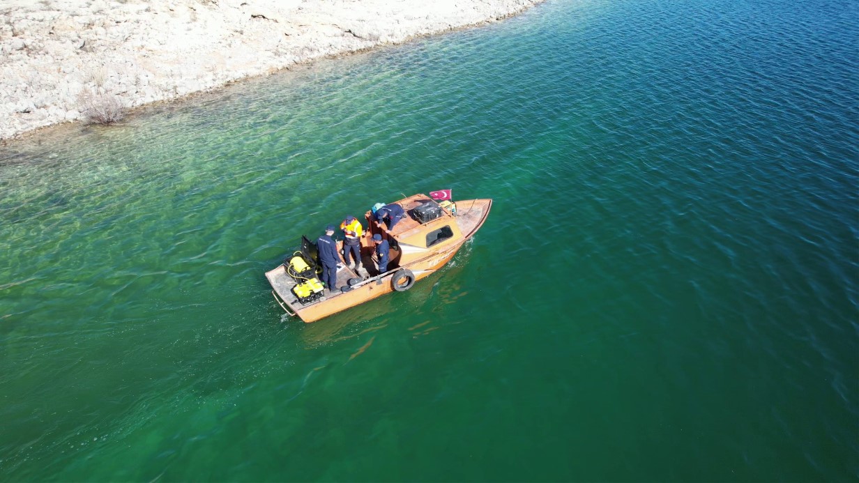 Atatürk Baraj Gölüne füze parçaları düştü