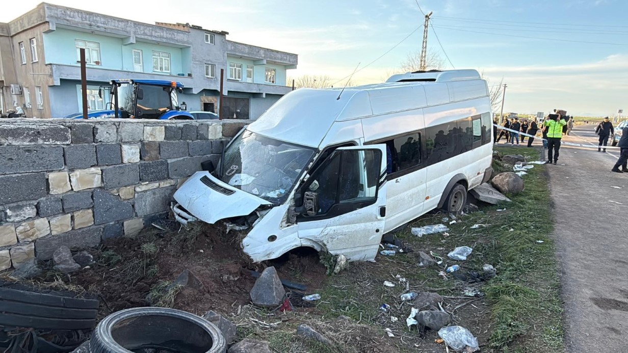 Diyarbakır’da işçi minibüsü duvara çarptı: 12 yaralı