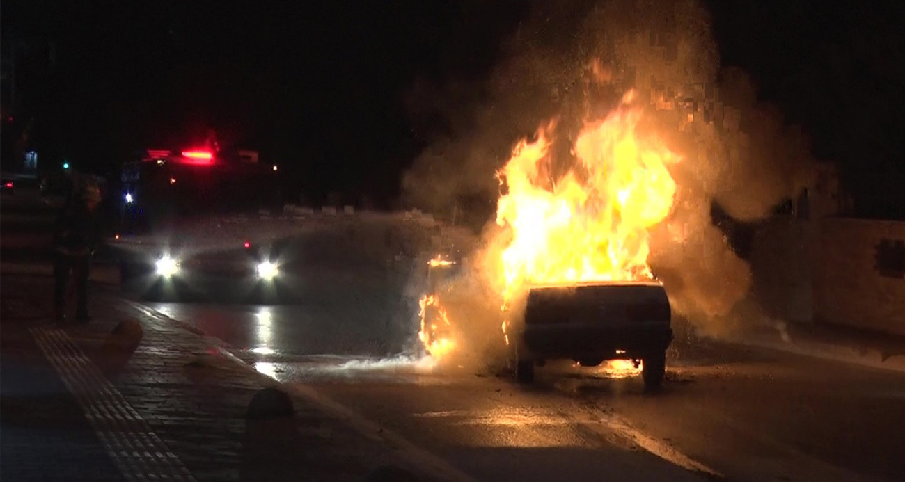 Alev topuna dönen Tofaş’tan geriye demir yığını kaldı - ASAYİŞ