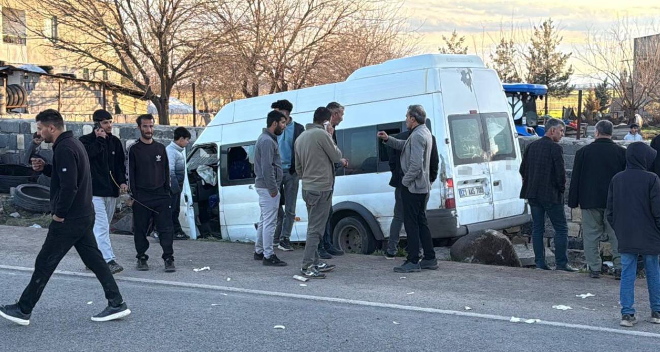 Diyarbakır’ın merkez Bağlar ilçesinde tekstil işçilerini taşıyan minibüsün duvara çarpması sonucu 12 kişi hafif yaralandı.