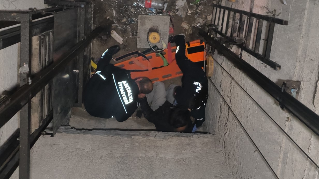 Bacağında kırıklar oluşan yaşlı adamı, itfaiye ve sağlık ekipleri tarafından bulunduğu yerden kurtardı.