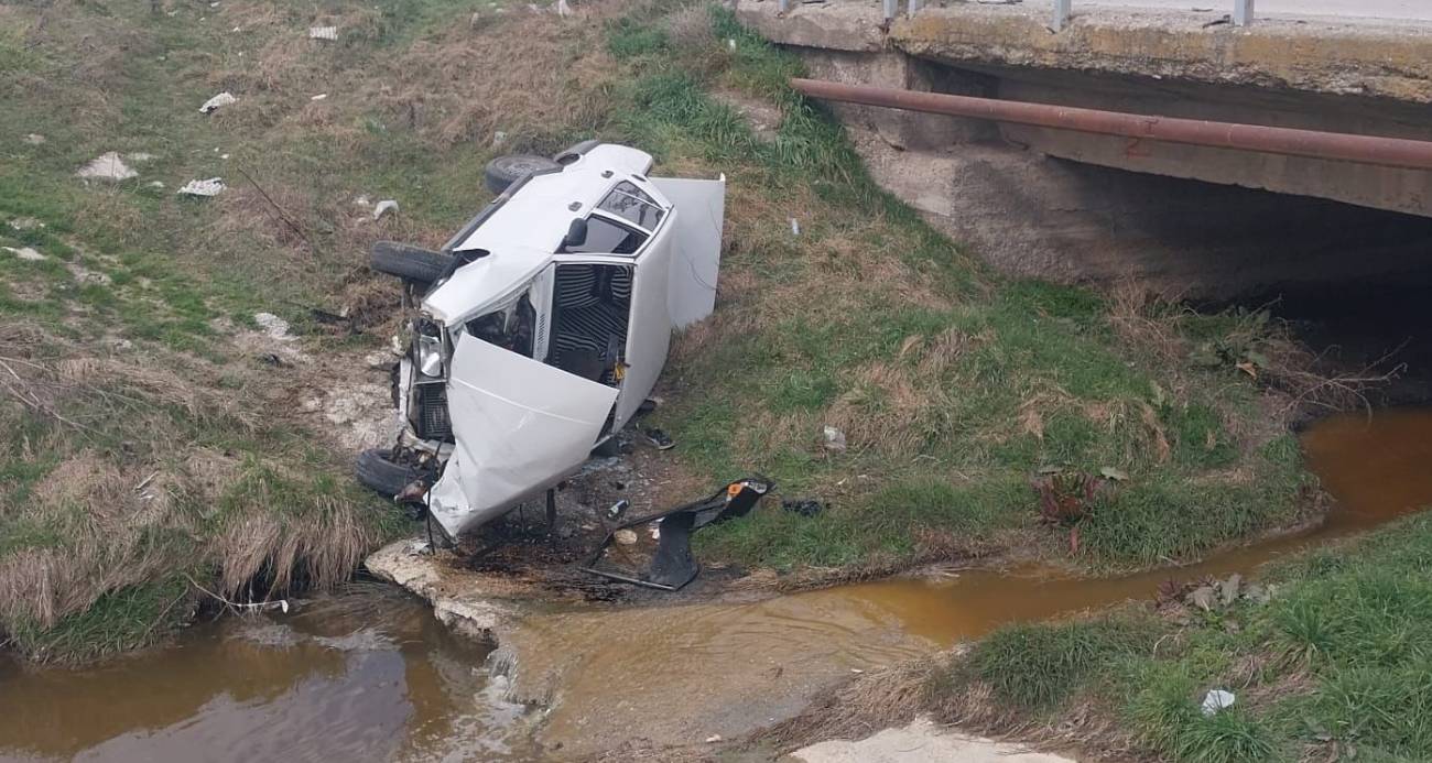 Çarpışmanın etkisiyle savrulan araçlardan biri köprüden dere yatağına düştü.