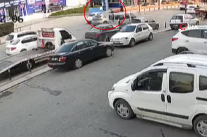Küçükçekmece’de otomobil iki kadına çarptı: 1’i ağır 2 yaralı