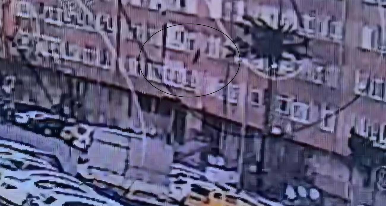 Kayseri’nin Melikgazi ilçesinde 5’nci kattaki evinin penceresinden atlayan şahıs hayatını kaybederken, o anlar kameraya yansıdı.
