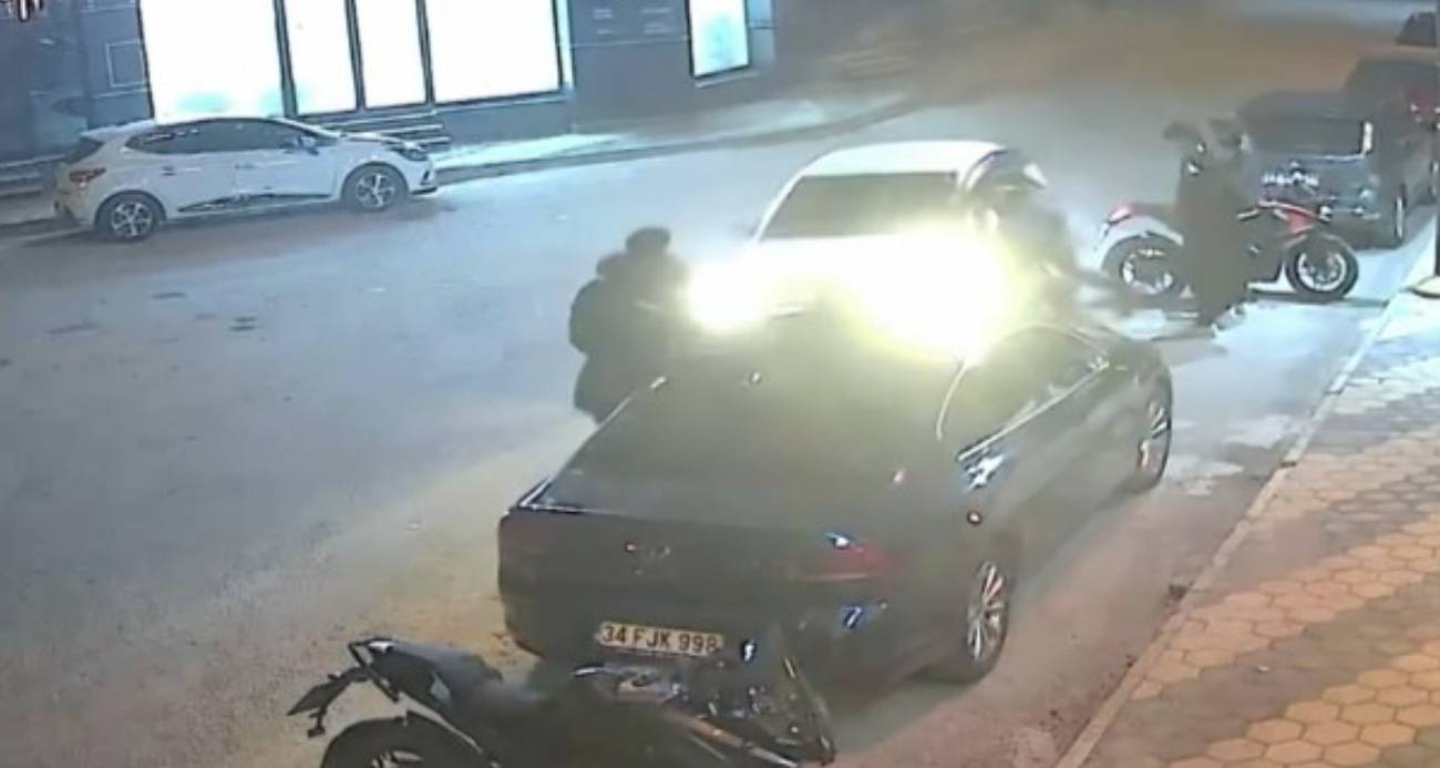 Afyonkarahisar’da kontrolden çıkan otomobilin yol kenarında bekleyen motosiklet sürücüsü ile park halindeki otomobile çarptığı kazada 3 kişi yaralandı. Kaza anında telefonla konuşan bir yaya ise iki aracın arasında kalmaktan son anda kurtuldu.