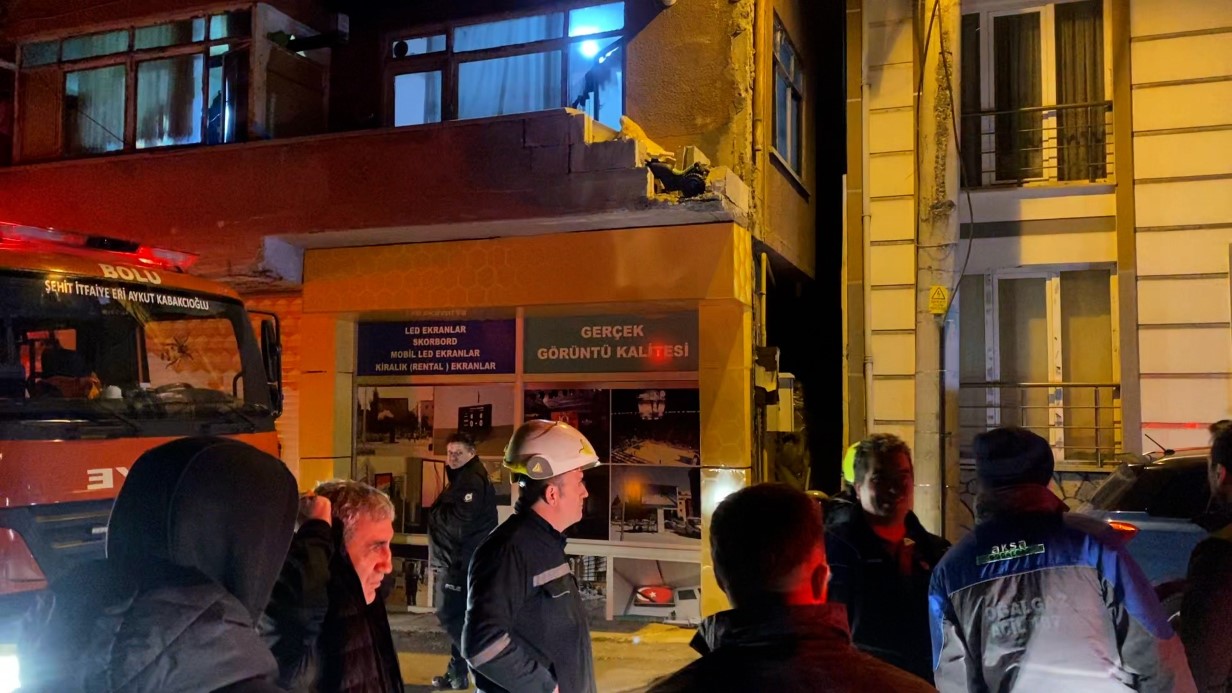 Evinin balkonundan soba borusu çıkarttı, vatandaş yangın var zannetti: Ekipler harekete geçti