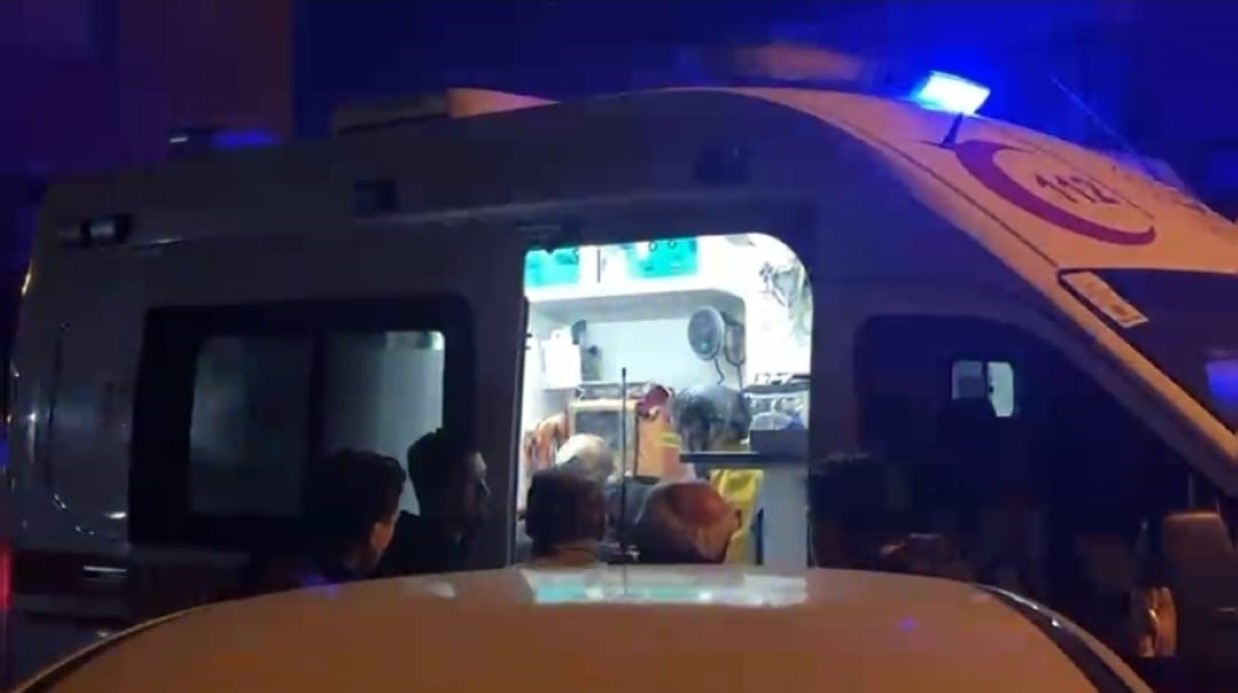 Şişli’de akşam saatlerinde iki grup arasında çıkan tartışma sopalı kavgaya dönüştü. Kavgada burnu kırılan bir kişi hastaneye kaldırıldı.