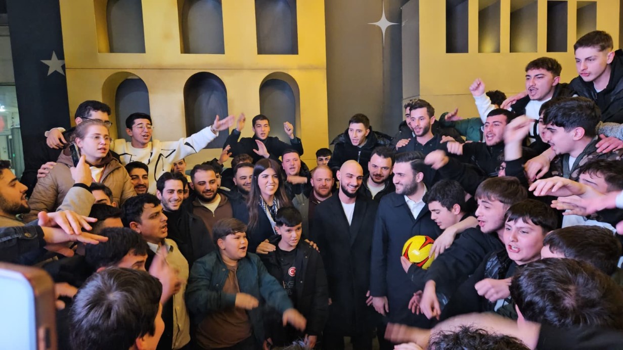 AK Parti İstanbul Milletvekili Derya Ayaydın’dan, gençlere milli futbolcuyla sürpriz ziyaret