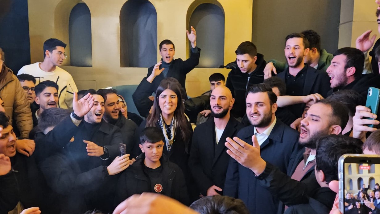 AK Parti İstanbul Milletvekili Derya Ayaydın’dan, gençlere milli futbolcuyla sürpriz ziyaret