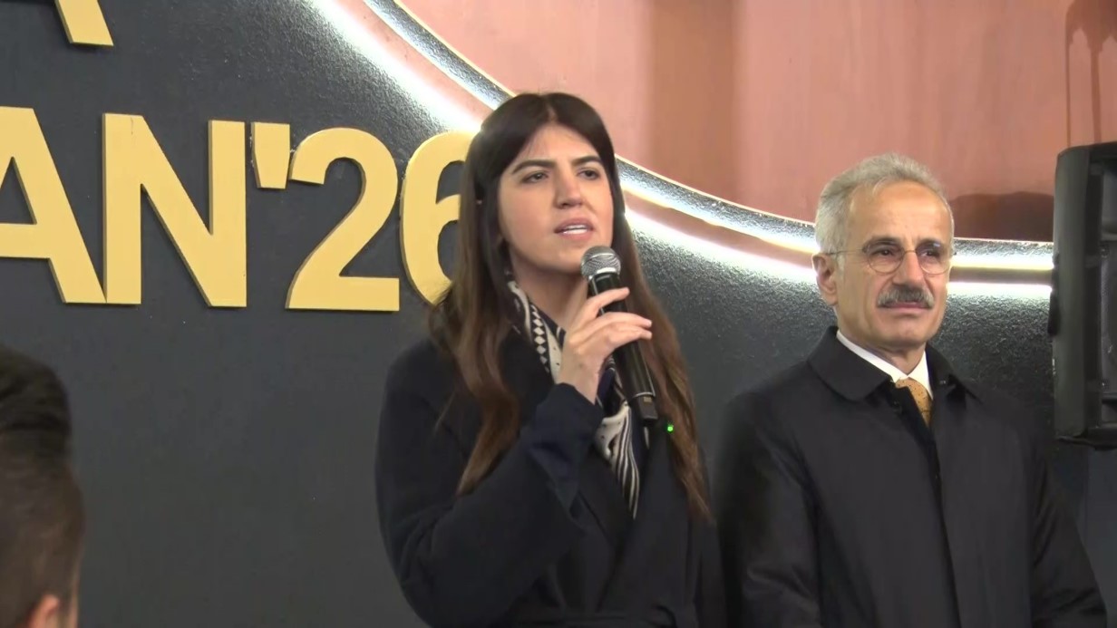 AK Parti İstanbul Milletvekili Derya Ayaydın’dan, gençlere milli futbolcuyla sürpriz ziyaret