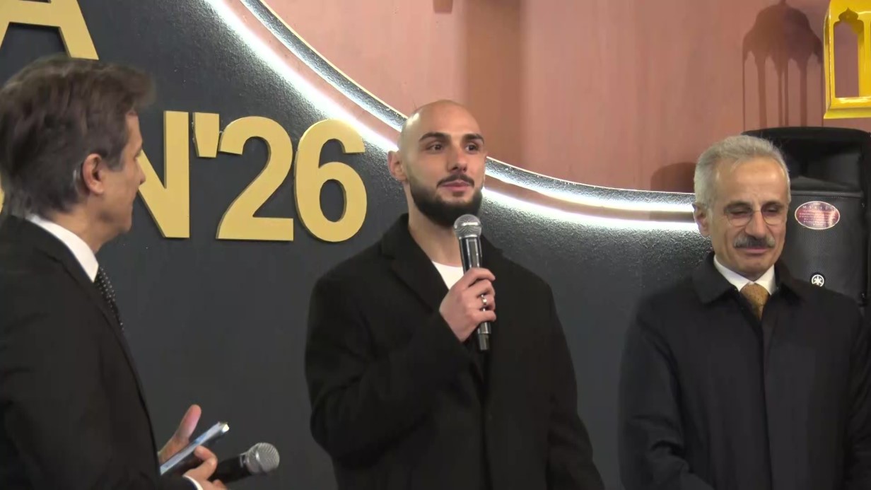 AK Parti İstanbul Milletvekili Derya Ayaydın’dan, gençlere milli futbolcuyla sürpriz ziyaret