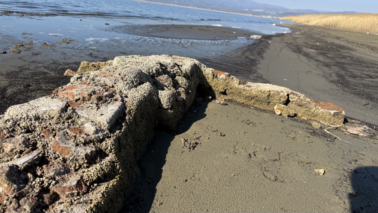 İznik Gölü’nde sular çekildi...Bir tarihi eser günyüzüne çıktı