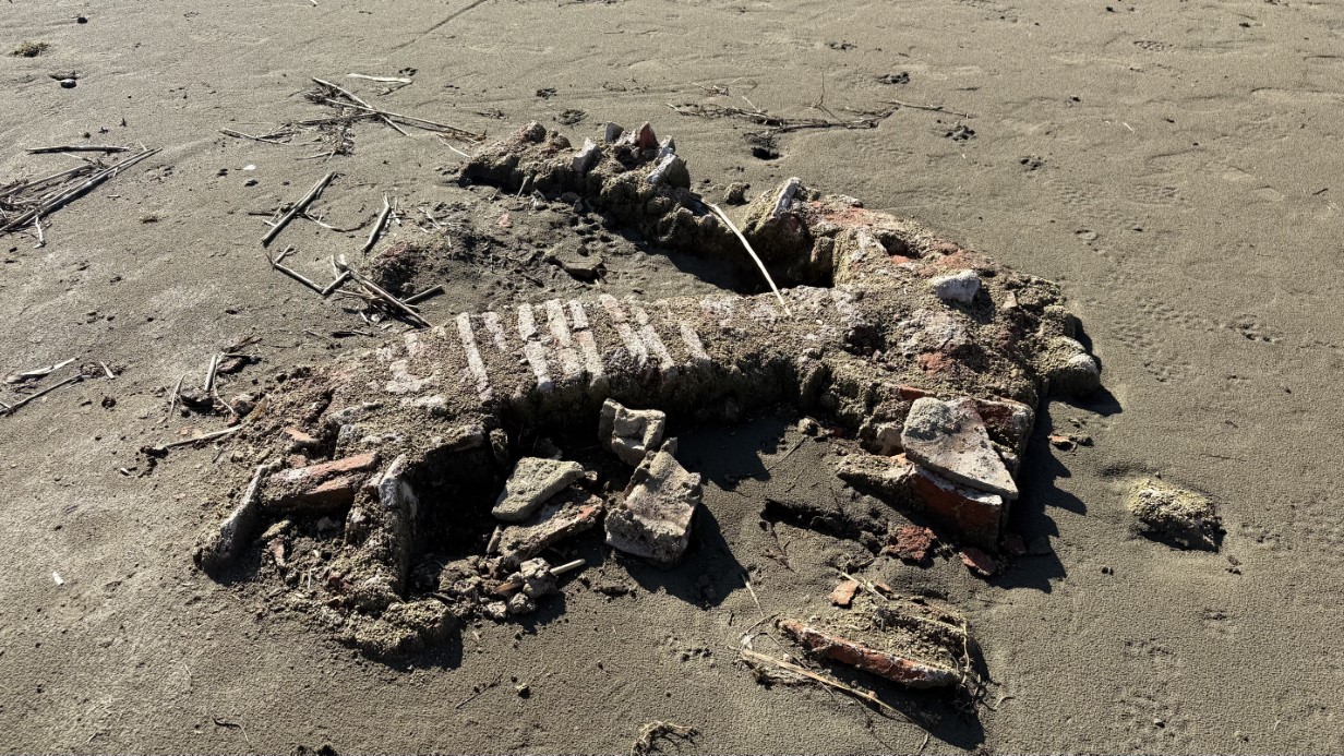 İznik Gölü’nde sular çekildi...Bir tarihi eser günyüzüne çıktı