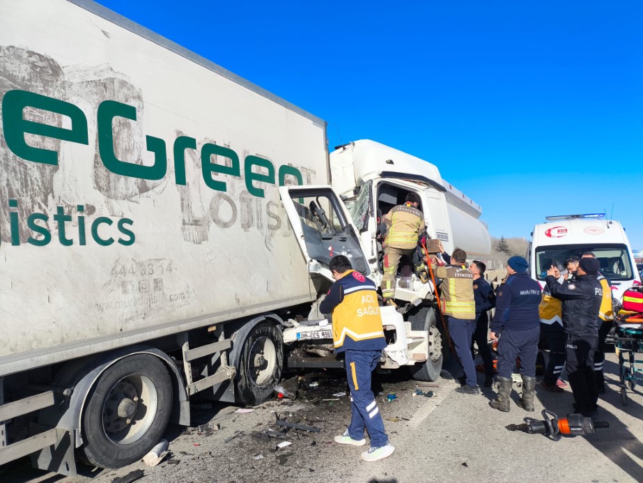 Ankara’da tıra çarpan tanker şoförü hayatını kaybetti
