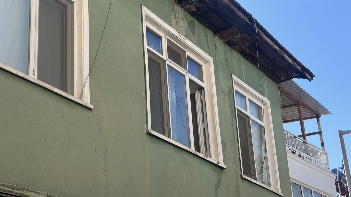 Yalnız yaşayan 81 yaşındaki kadın, evinde fenalaşarak hayatını kaybederken, olay komşularının açık olan camdan şüphelenmesi üzerine ortaya çıktı.