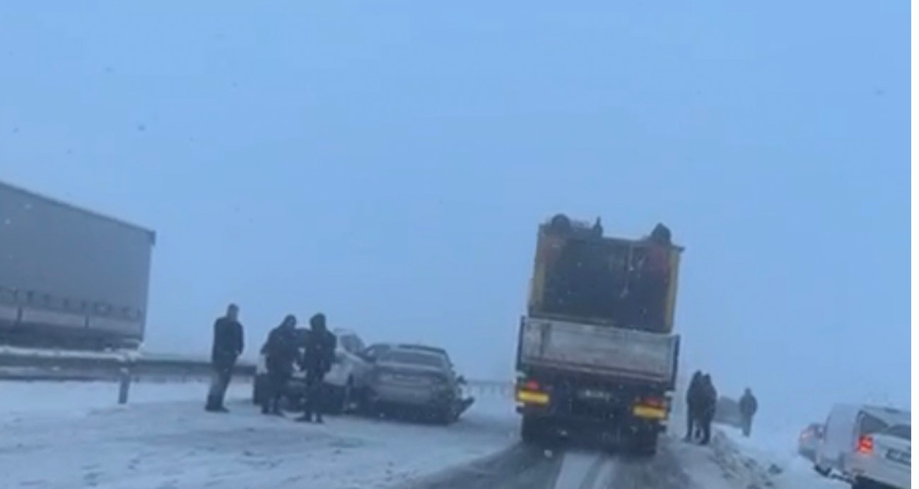 Diyarbakır-Şanlıurfa kara yolunda 10 aracın karıştığı zincirleme kazada maddi hasar oluştu.