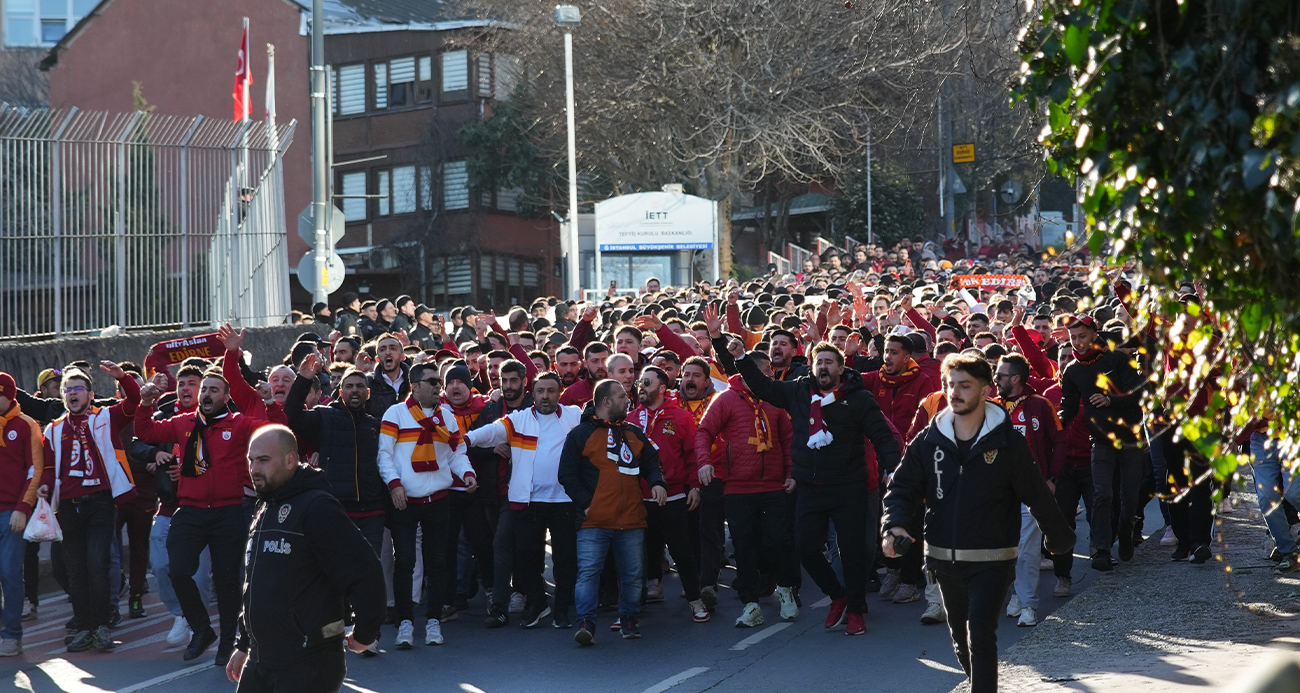 Galatasaraylı taraftarlar, Trendyol Süper Lig’in 25. haftasında oynayacakları Beşiktaş derbisi için Tüpraş Stadyumu’na geldi.