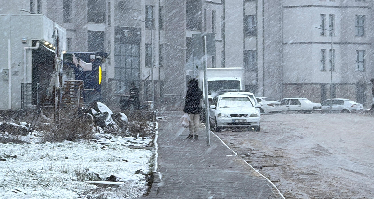 Diyarbakır’ın Bağlar ilçesinde yüksek kesimlerde mart ayında etkili olan kar yağışı vatandaşları şaşırttı.