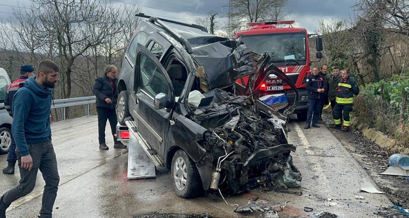 Ordu’nun Fatsa ilçesinde kamyonet ile kamyonun çarpıştığı kazada baba ve 14 yaşındaki oğlu hayatını kaybetti, 2 kişi ağır yaralandı.
