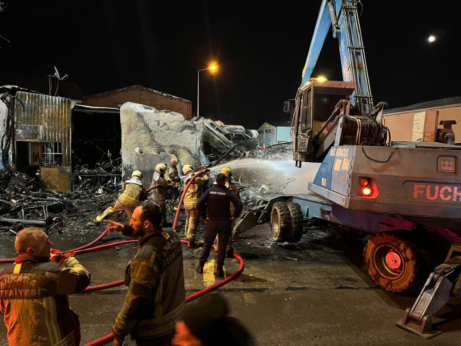 Hurdacılarda yangın paniği: Hurda araçlar alev aldı