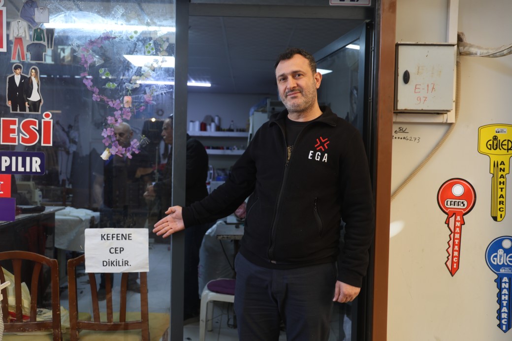 İş yerinin camına astığı 