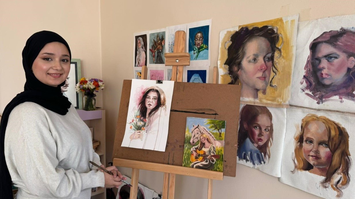 Savaşın içinden doğan sanatçı: Kadınların hikayesini tuvale yansıtıyor