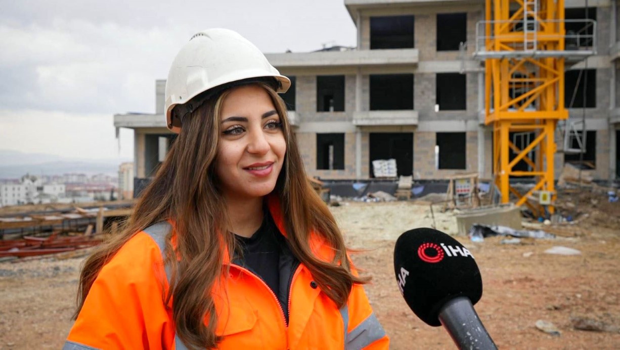 20 yaşındaki kule vinç operatörü olan genç kız, ekmeğini gökyüzünde kazanıyor