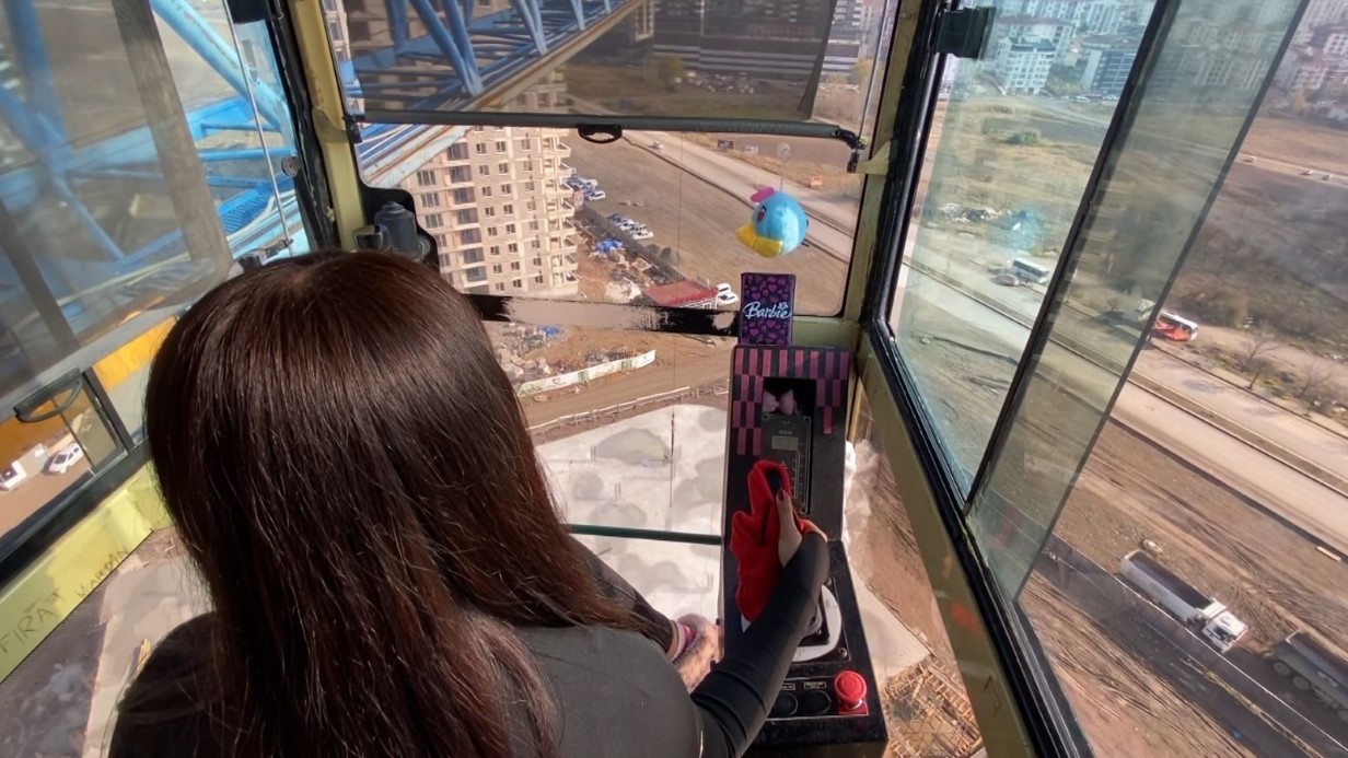 20 yaşındaki kule vinç operatörü olan genç kız, ekmeğini gökyüzünde kazanıyor