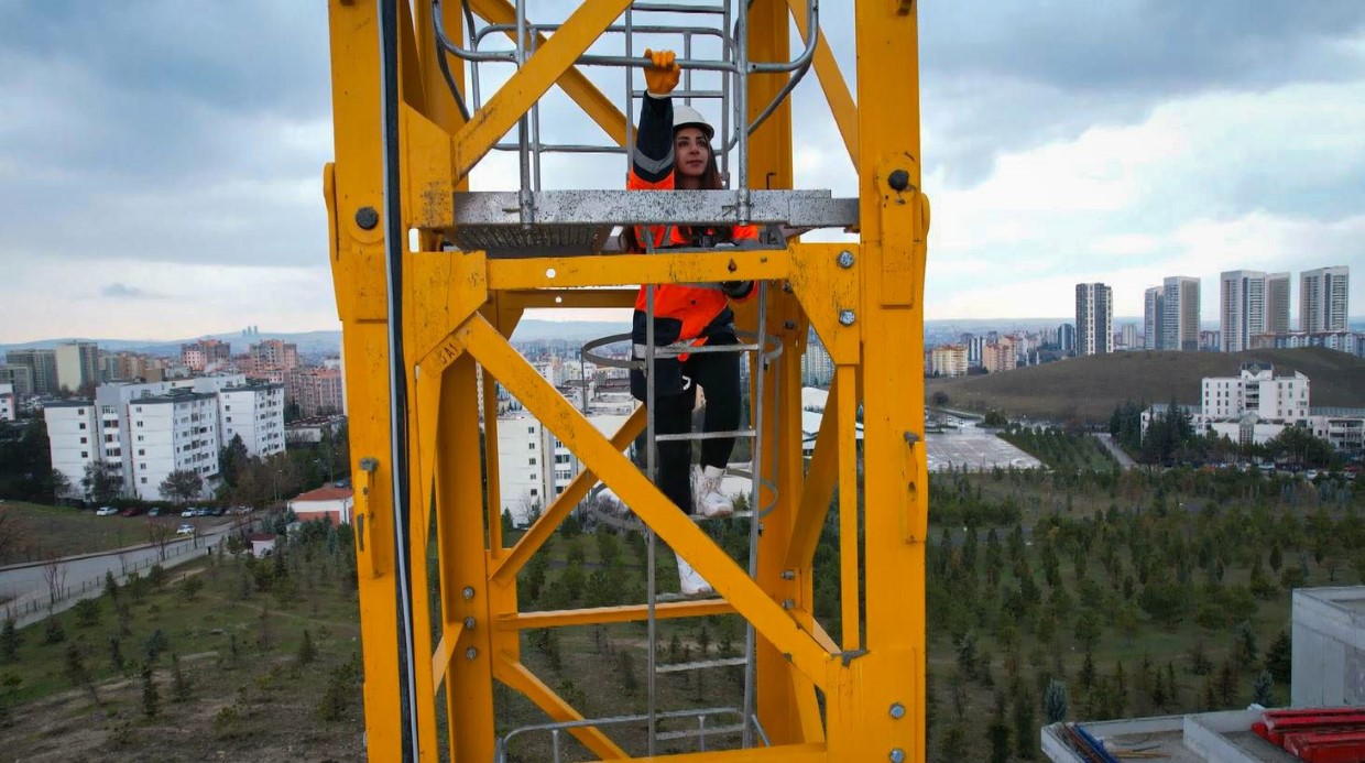 20 yaşındaki kule vinç operatörü olan genç kız, ekmeğini gökyüzünde kazanıyor