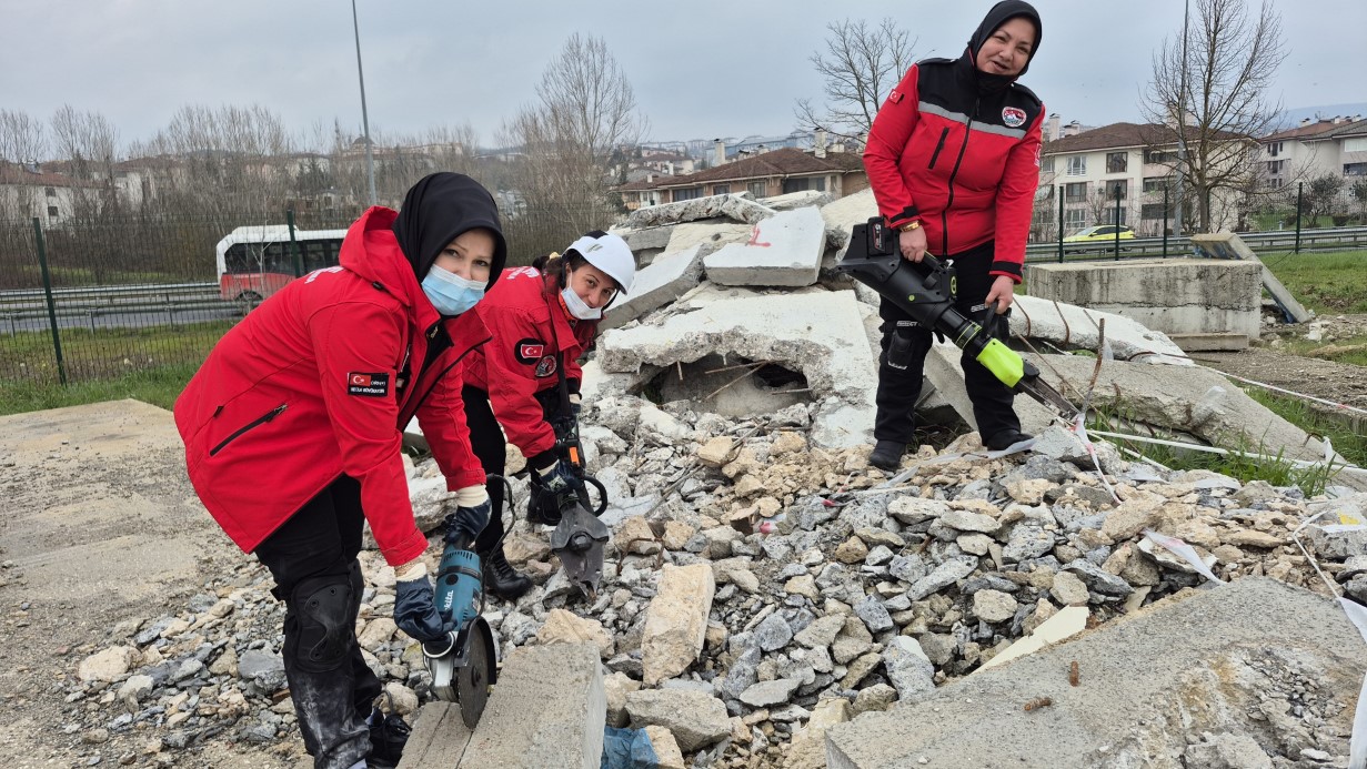 Hamileyken enkazda hayat kurtardı