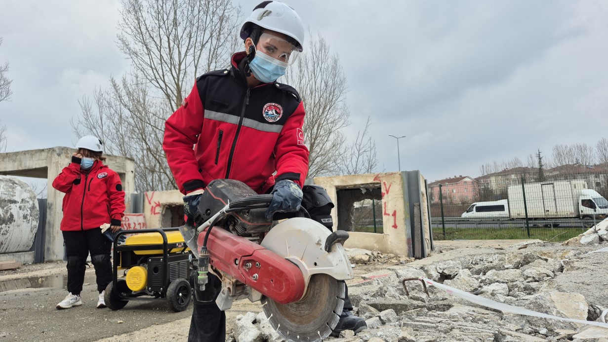 Hamileyken enkazda hayat kurtardı