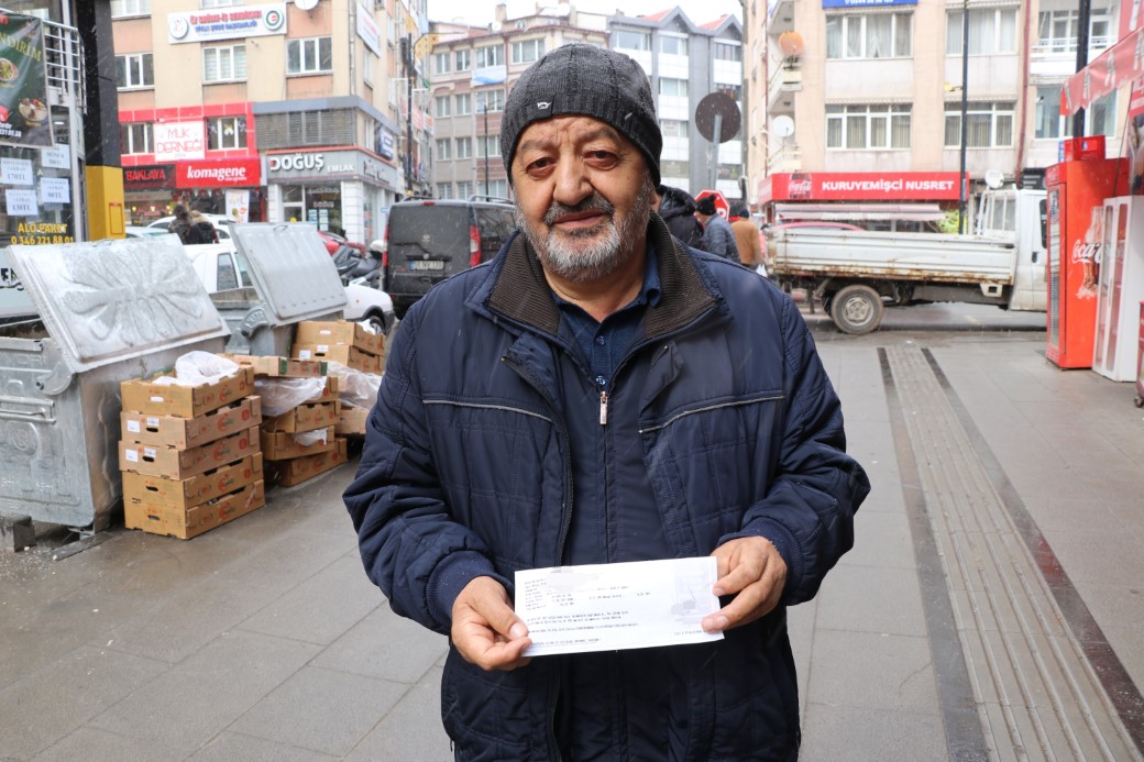 Hesabına yanlışlıkla gelen parayı banka şubesine giderek geri gönderdi