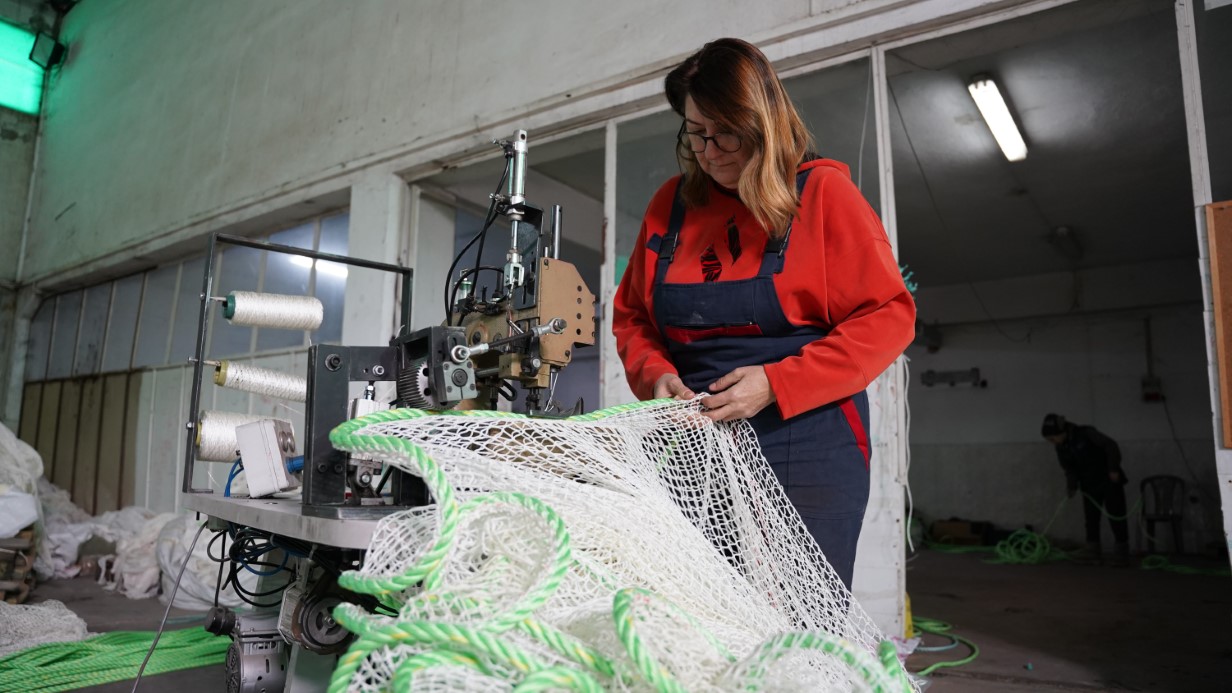 Karadeniz somonunun koruyucu ağlarına kadın eli