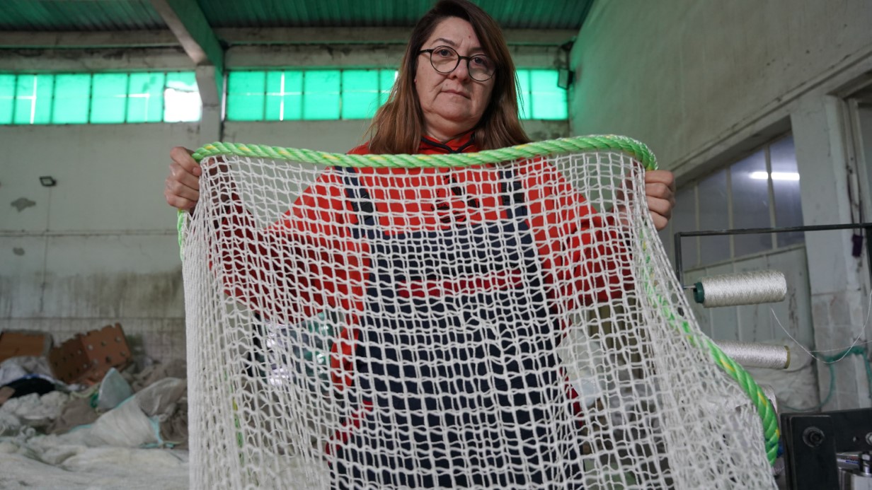 Karadeniz somonunun koruyucu ağlarına kadın eli