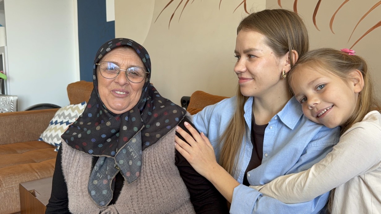 Türk eşinin babaannesine abdest aldırıp seccadesini serdi, 11 milyon izlenip gönüllerin gelini oldu