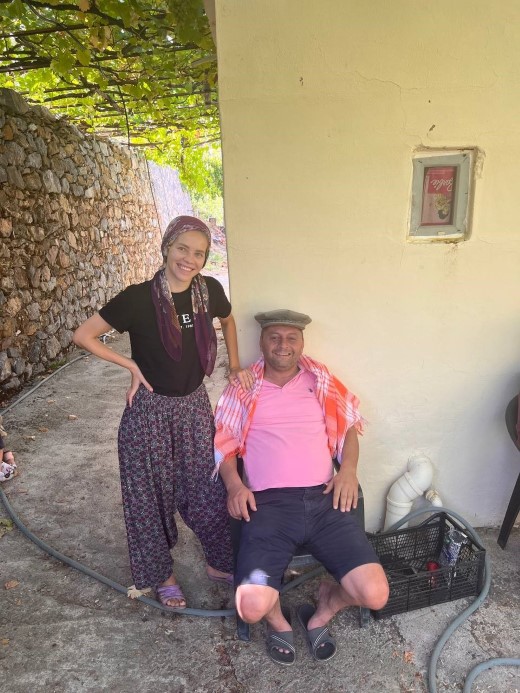 Türk eşinin babaannesine abdest aldırıp seccadesini serdi, 11 milyon izlenip gönüllerin gelini oldu