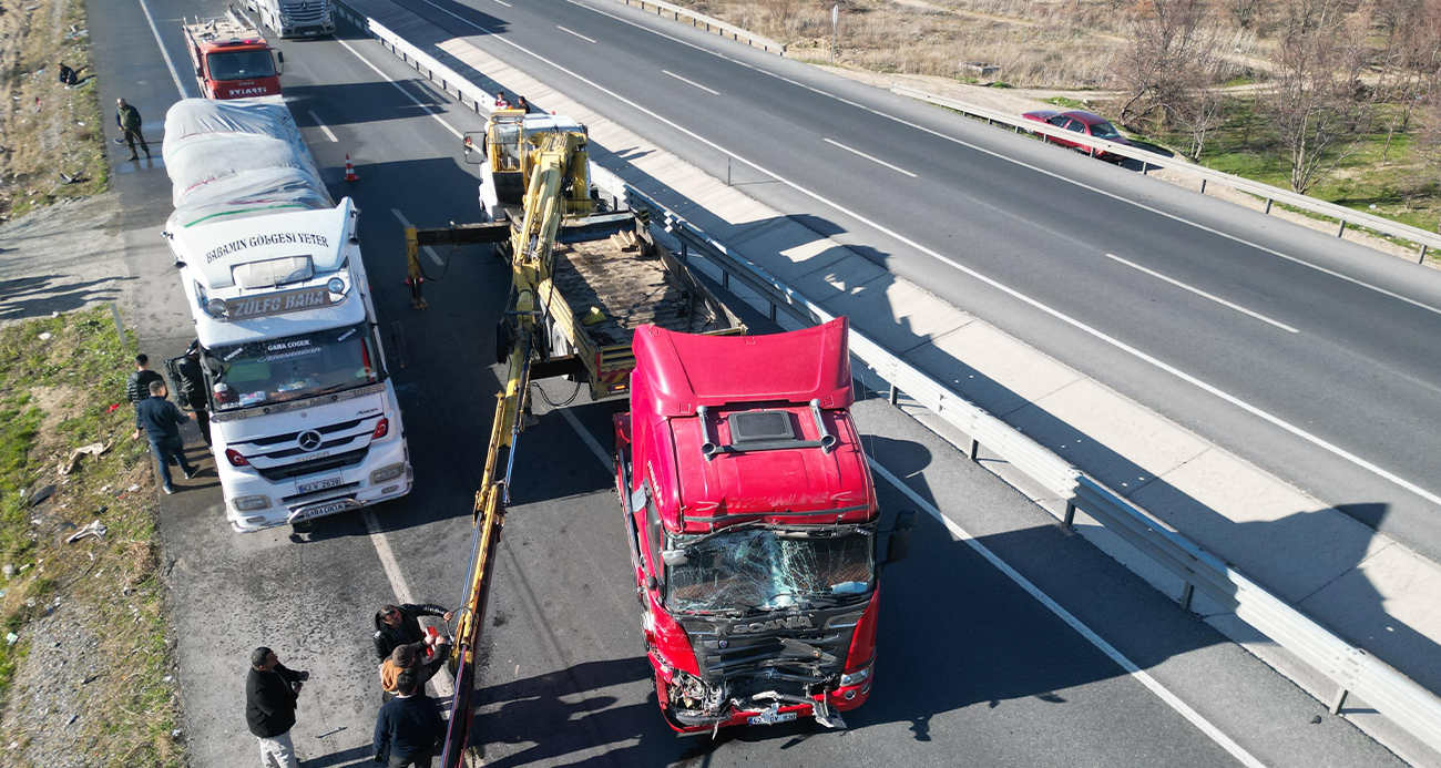 Afyonkarahisar’da tır yolcu minibüsüne çarptı: 11 yaralı