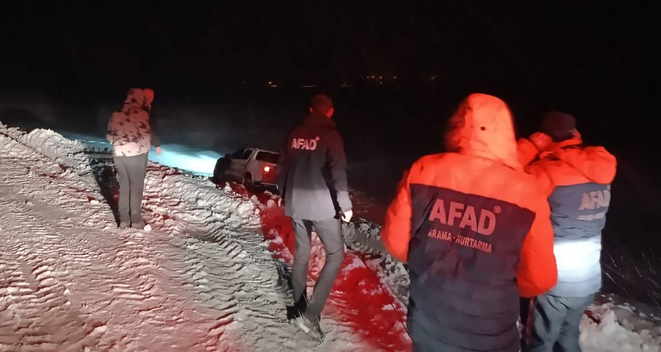 Taşlıçay-Diyadin Karayolu İpek Geçidi’nde kontrolden çıkarak şarampole kayan araçta bulunan 2’si çocuk 4 kişi ekiplerin çalışmasıyla kurtarıldı.